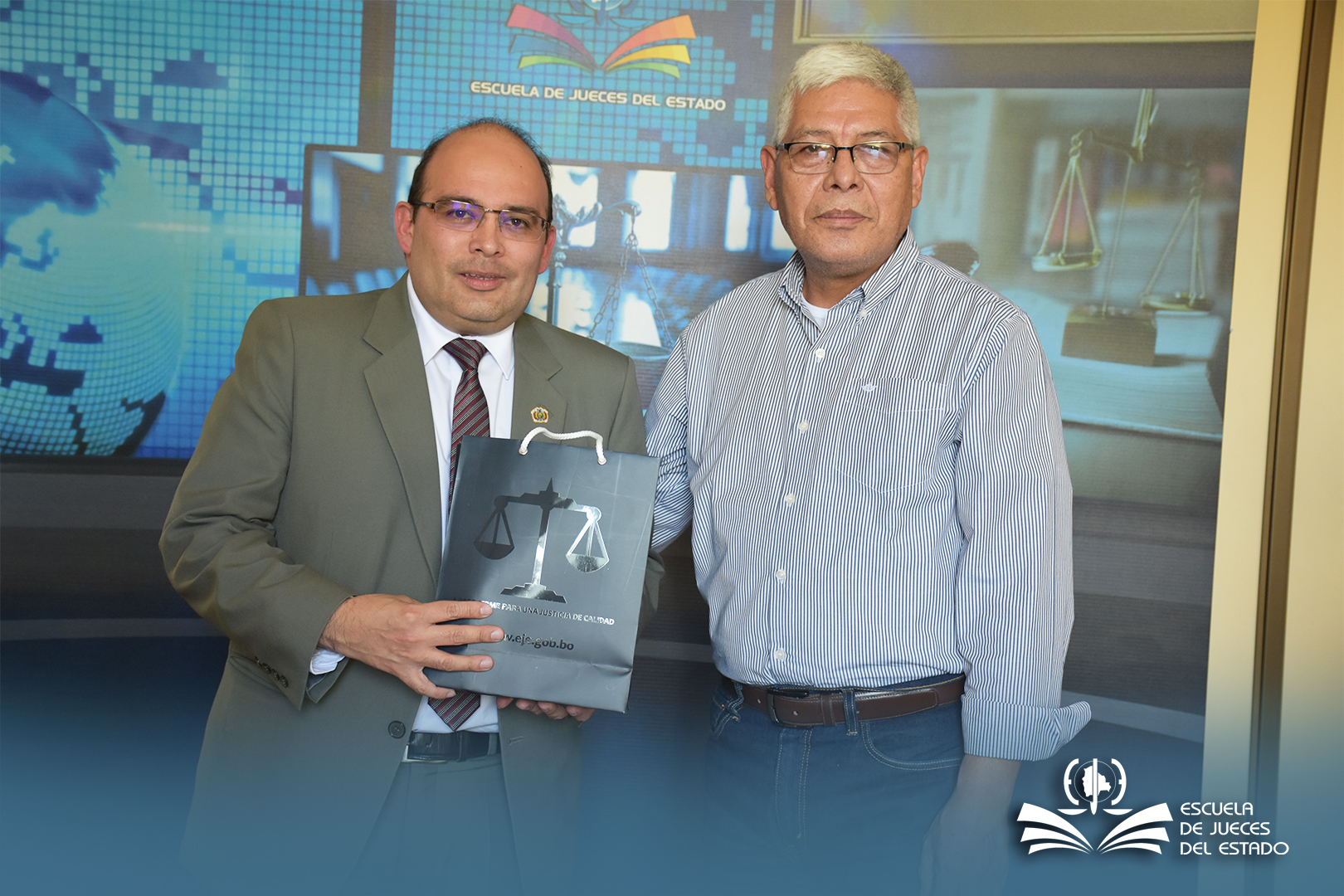 EJE RECIBE APORTE BIBLIOGRÁFICO DEL TCP DE BOLIVIA